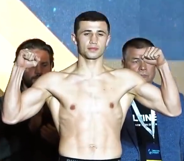 Israil Madrimov poses with his fists raised at a 2021 weigh-in