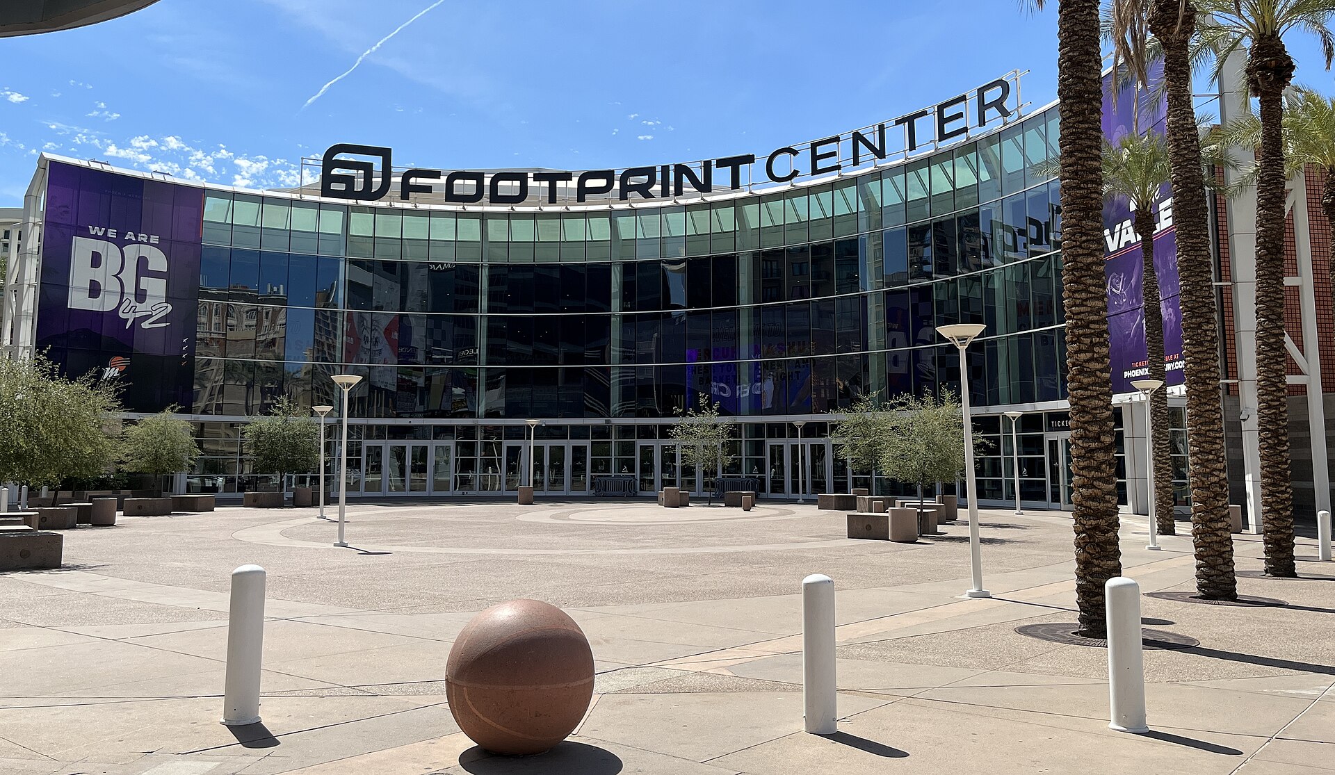 Entrada exterior del Footprint Center en Phoenix