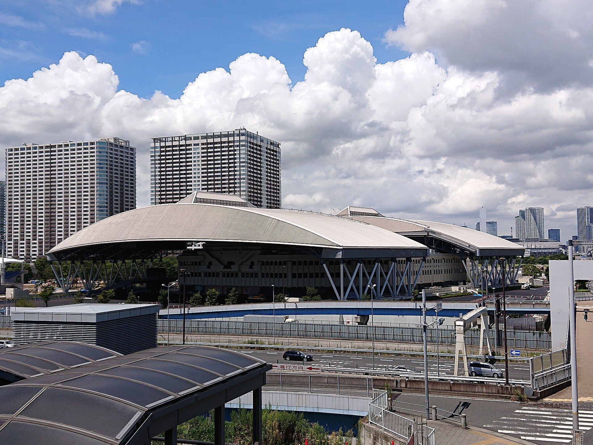Vista exterior elevada del Ariake Coliseum en Tokio