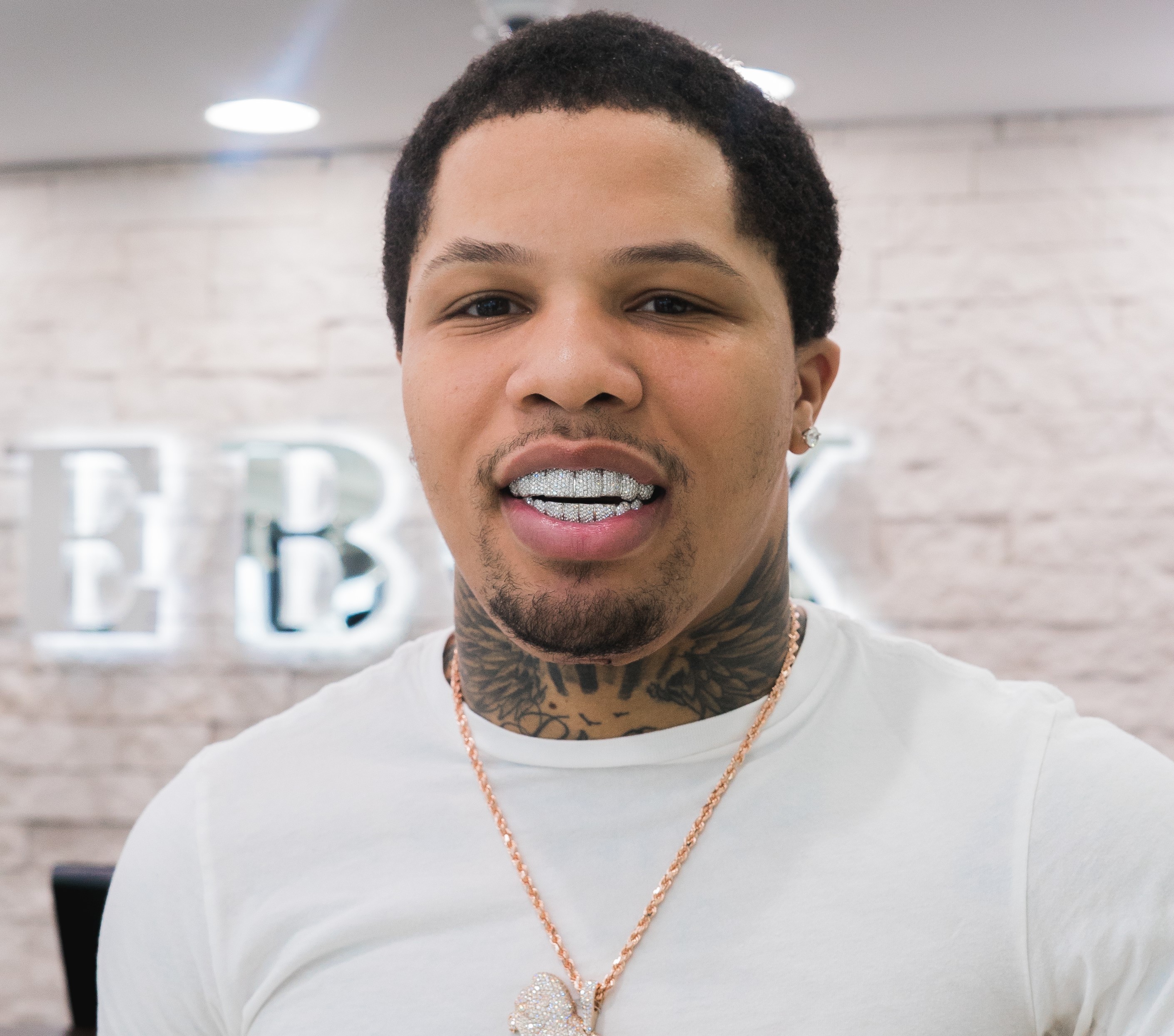 Retrato de Gervonta Davis con camiseta blanca y joyeria
