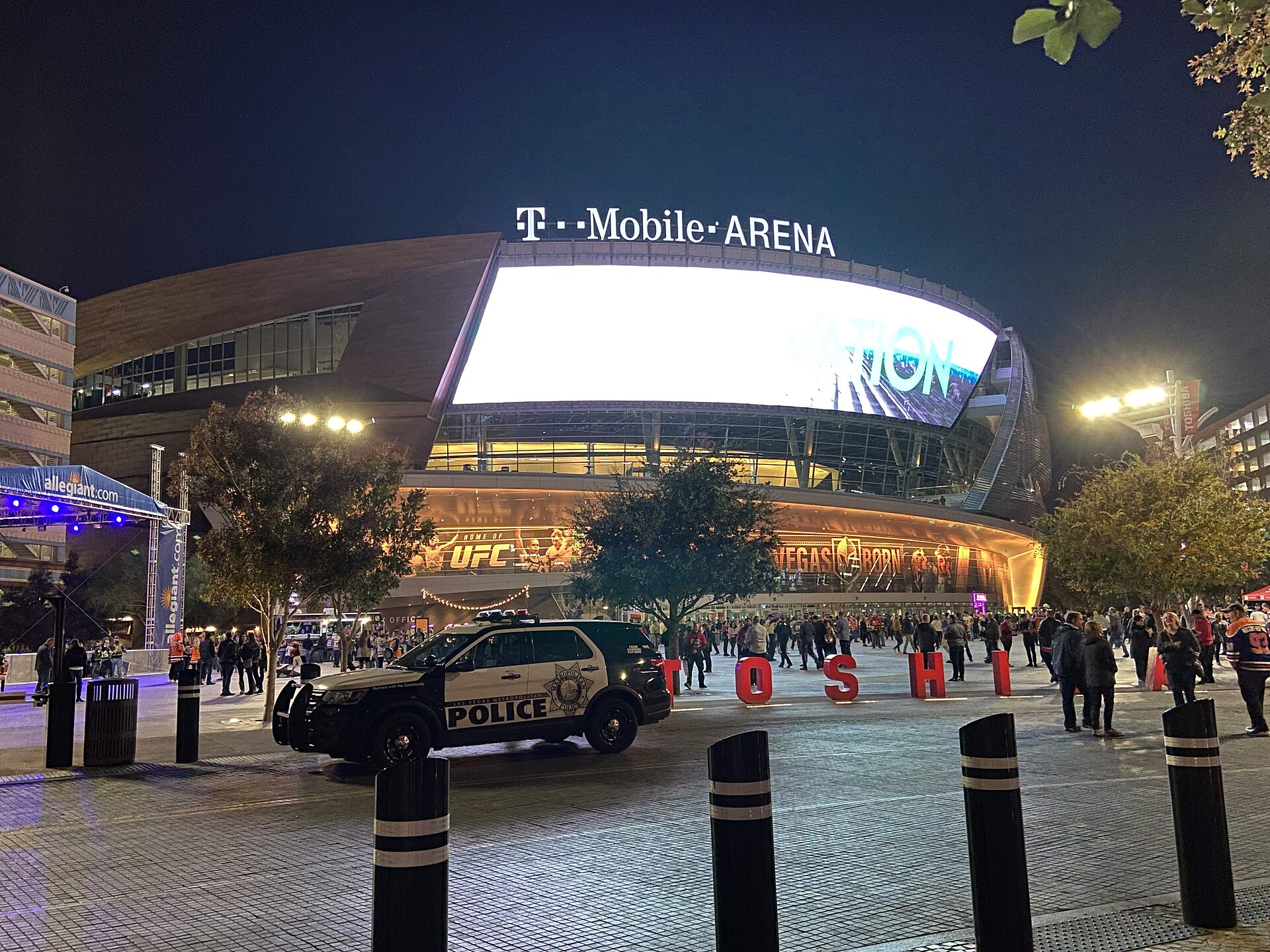 Entrada de T-Mobile Arena iluminada por la noche en Las Vegas
