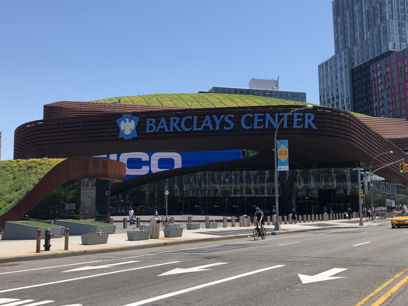 Exterior del Barclays Center en Brooklyn bajo un cielo azul