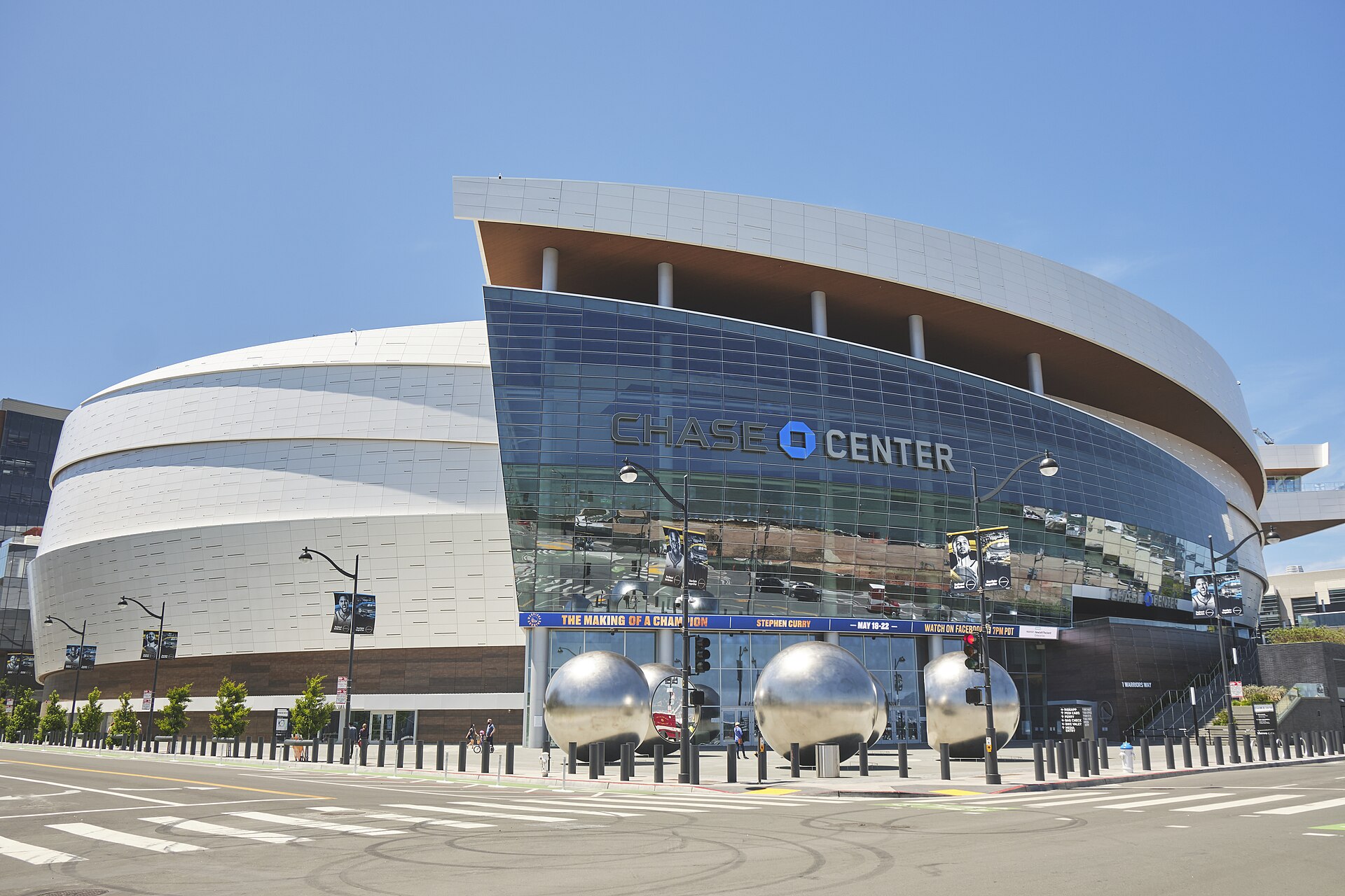 Exterior del Chase Center en San Francisco bajo un cielo azul