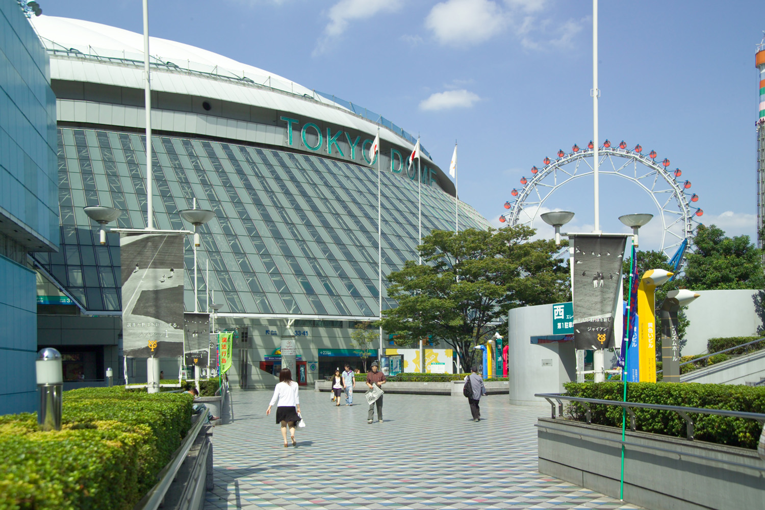 Exterior del Tokyo Dome con una rueda de la fortuna al fondo
