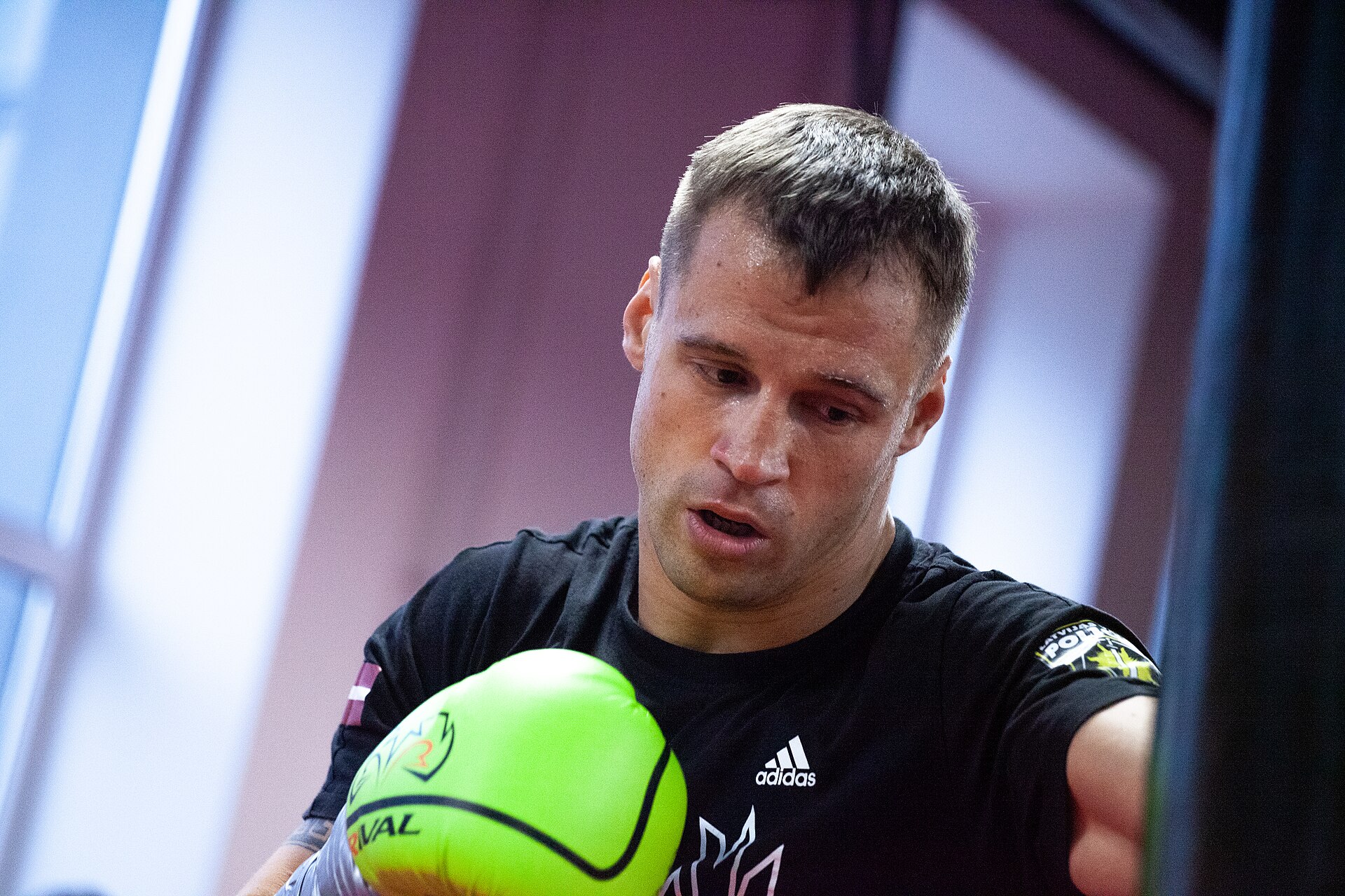 Mairis Briedis entrena con guantes verdes