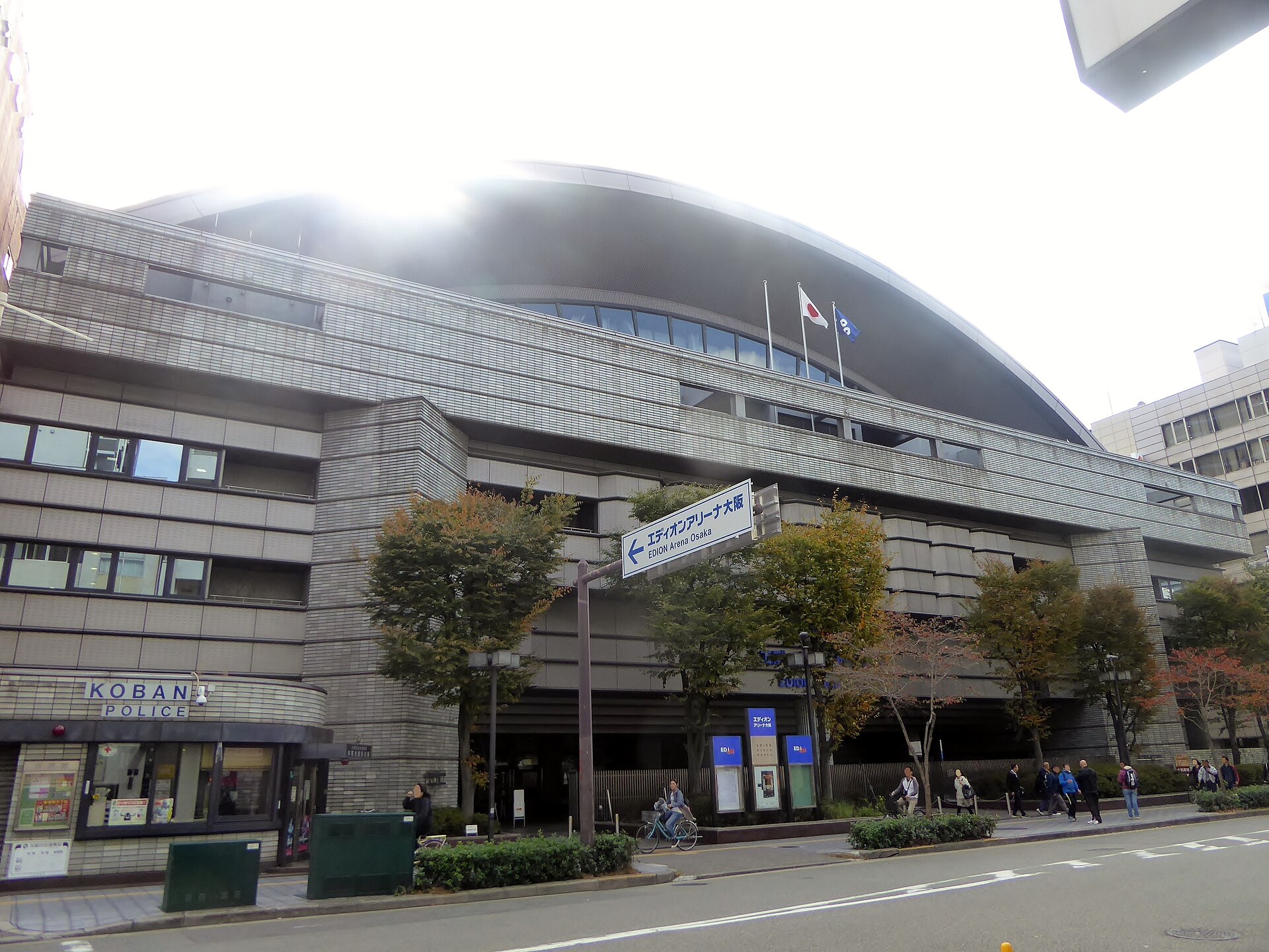 Exterior de Edion Arena Osaka con su letrero de acceso