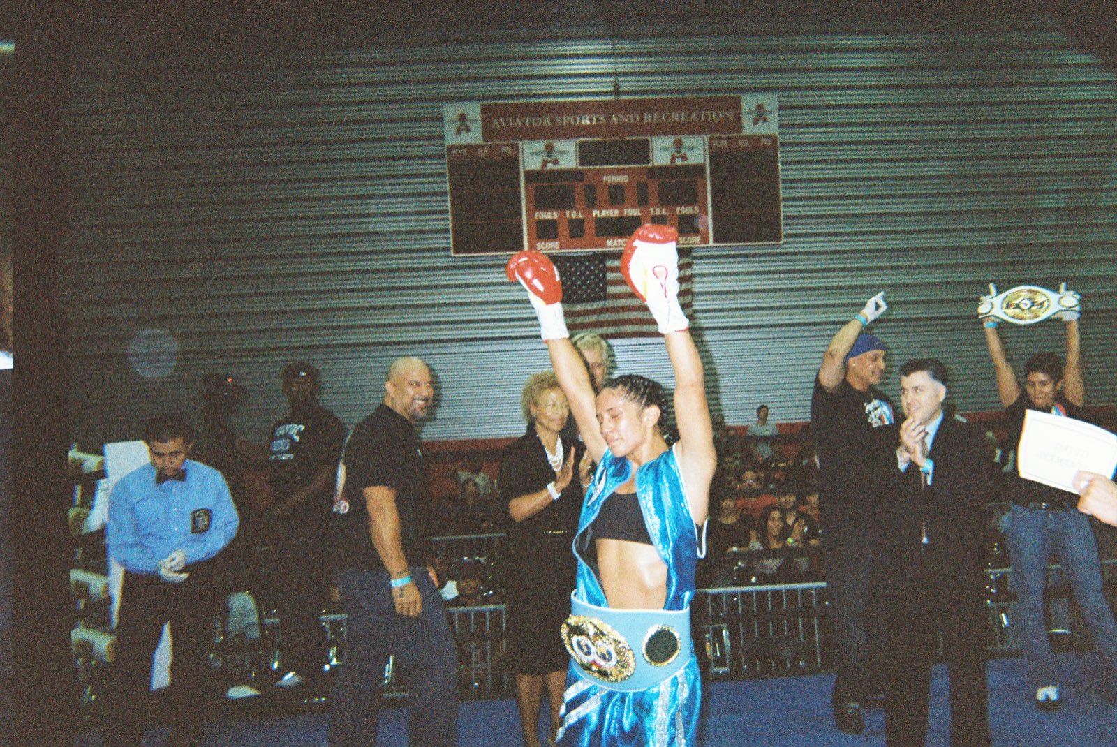 Amanda Serrano celebra un título en el Aviator Arena en 2011