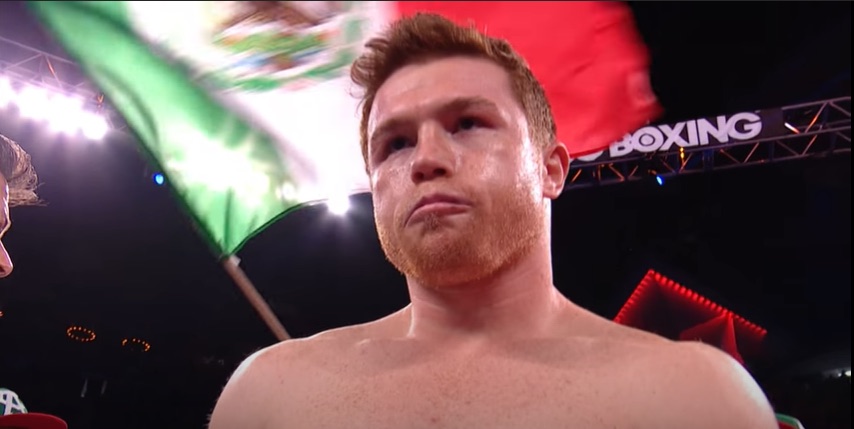 Canelo Álvarez en el ring en una transmisión de 2017