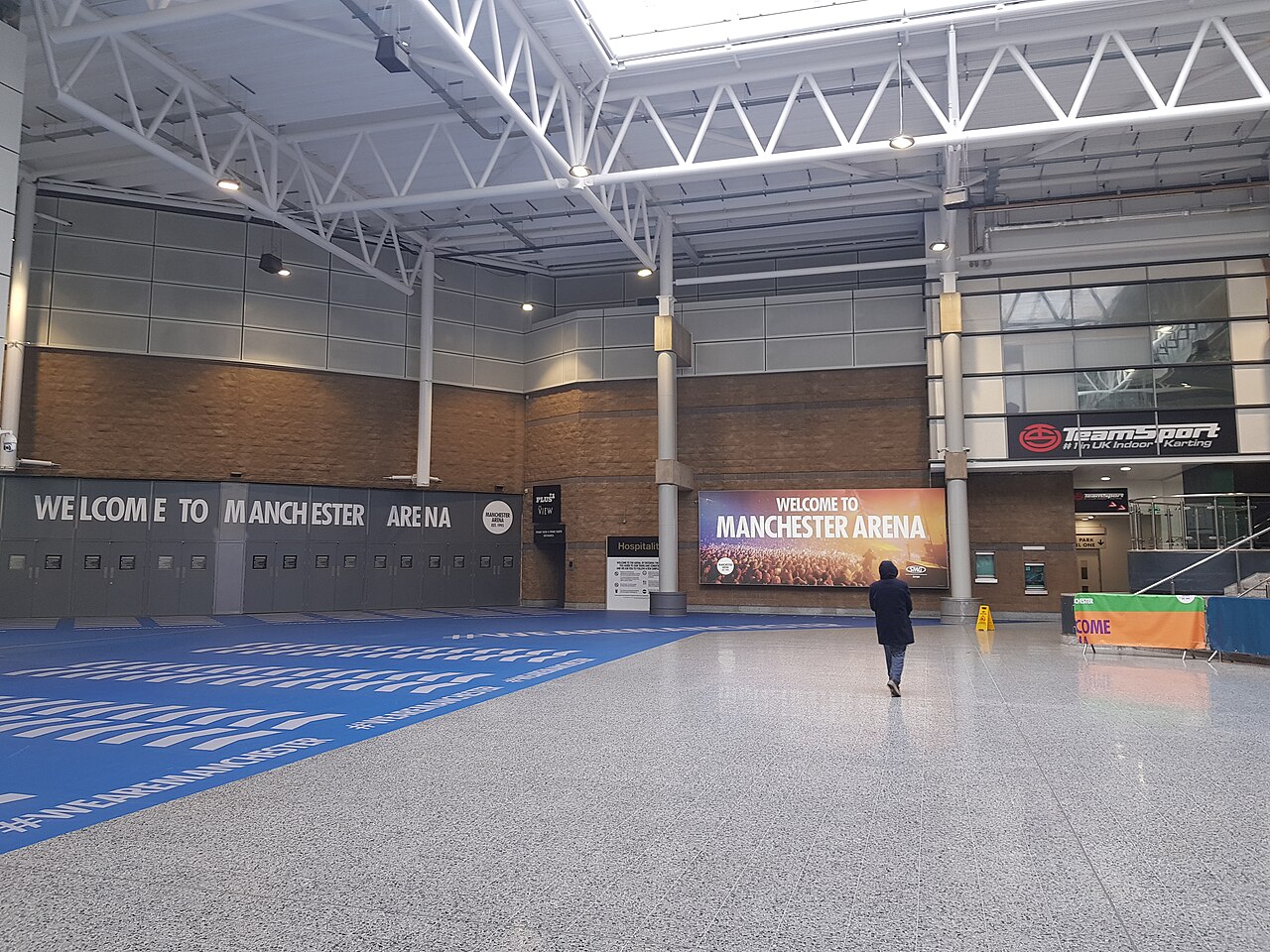 Vestíbulo City Room con los letreros de bienvenida del Manchester Arena en 2020