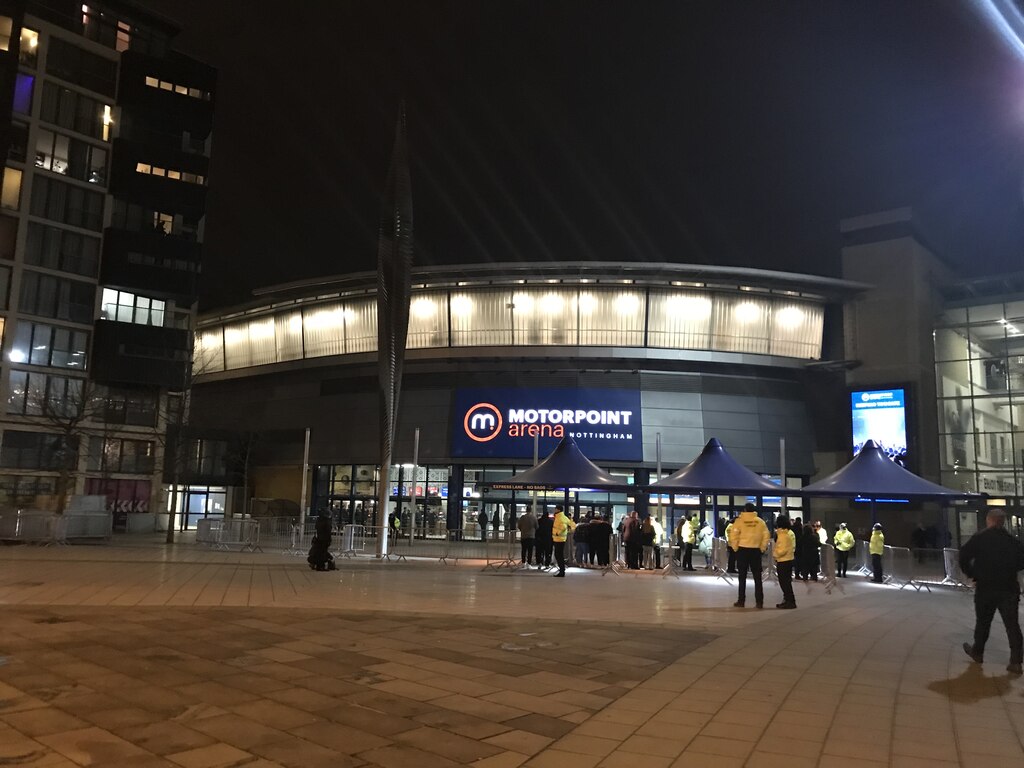 Entrada iluminada del Motorpoint Arena de Nottingham, fotografiada de noche en 2022