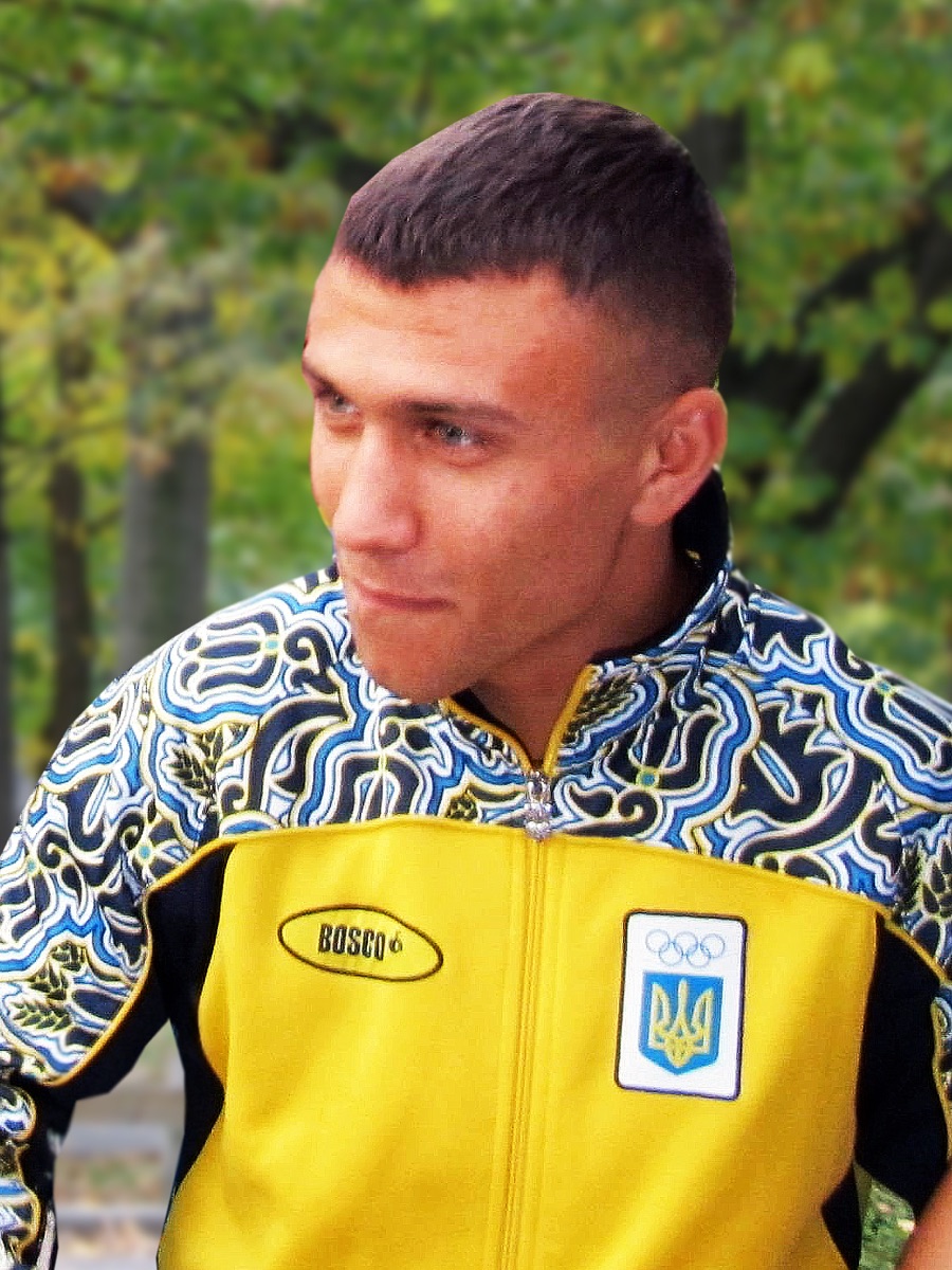 Vasiliy Lomachenko con una pechera de boxeo en 2012