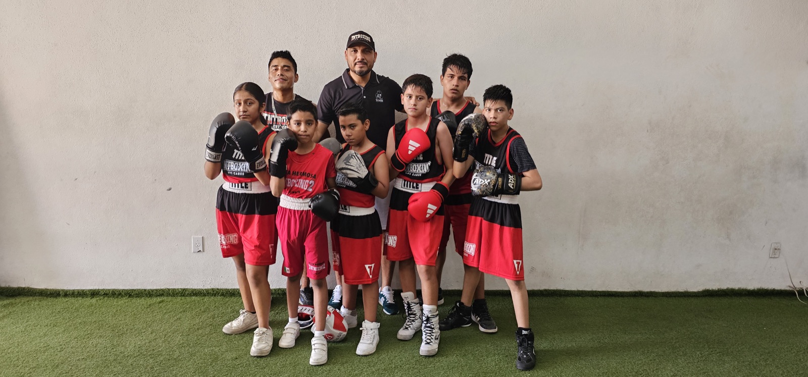 Alumnos de TNT reunidos en el gimnasio